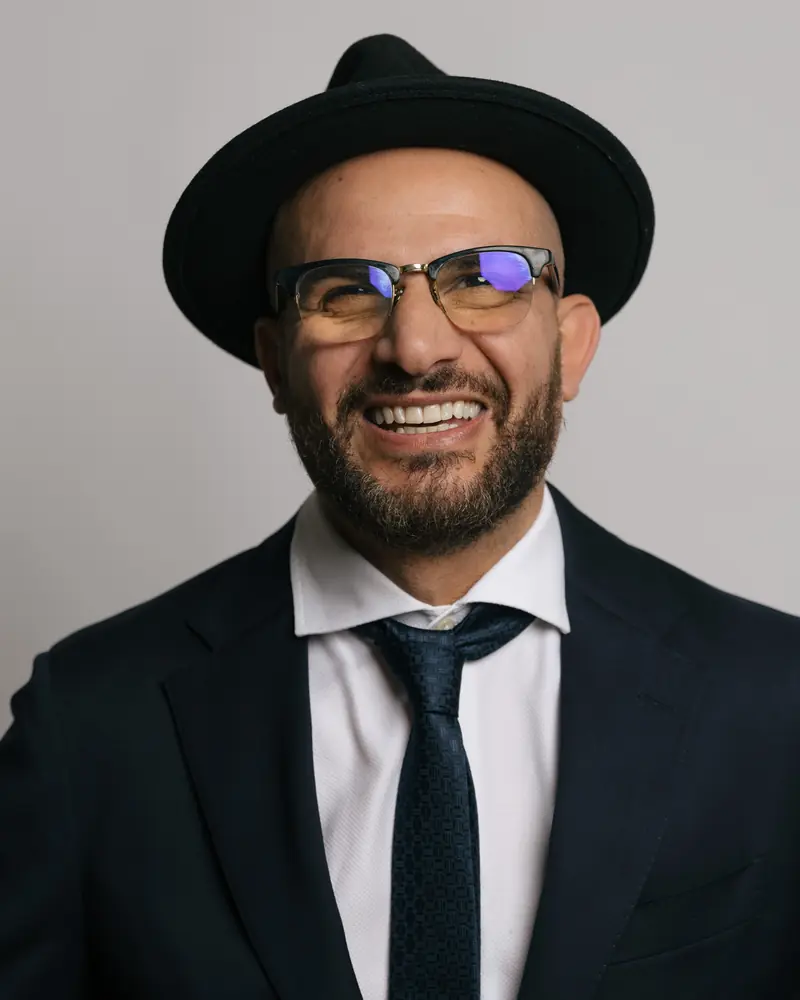 Eddine Belaid lachend, Studioaufnahme 2025