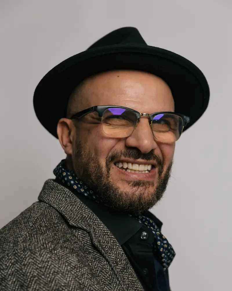 Eddine Belaid in Tweed mit Halstuch, Studioaufnahme 2025