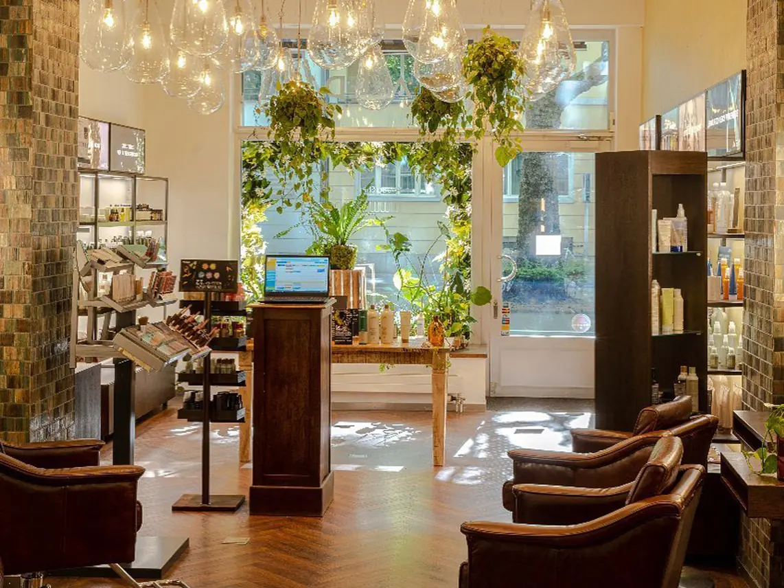 Aveda Exclusive Salon by Eddine Belaid in Zürich Enge: Lederstühle, Pflanzen, Glaslampen